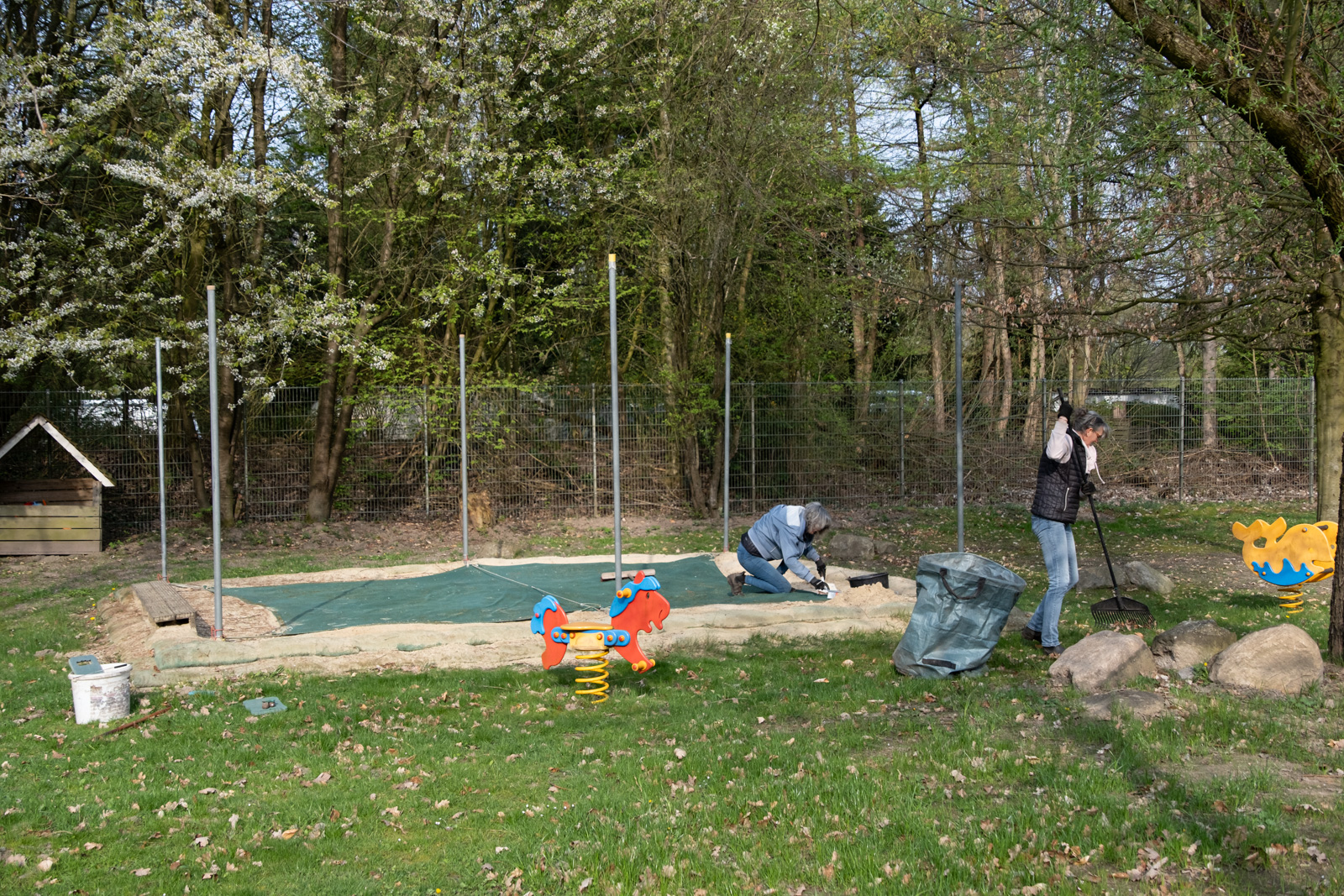 Der Kinderbereich wird vom Laub befreit