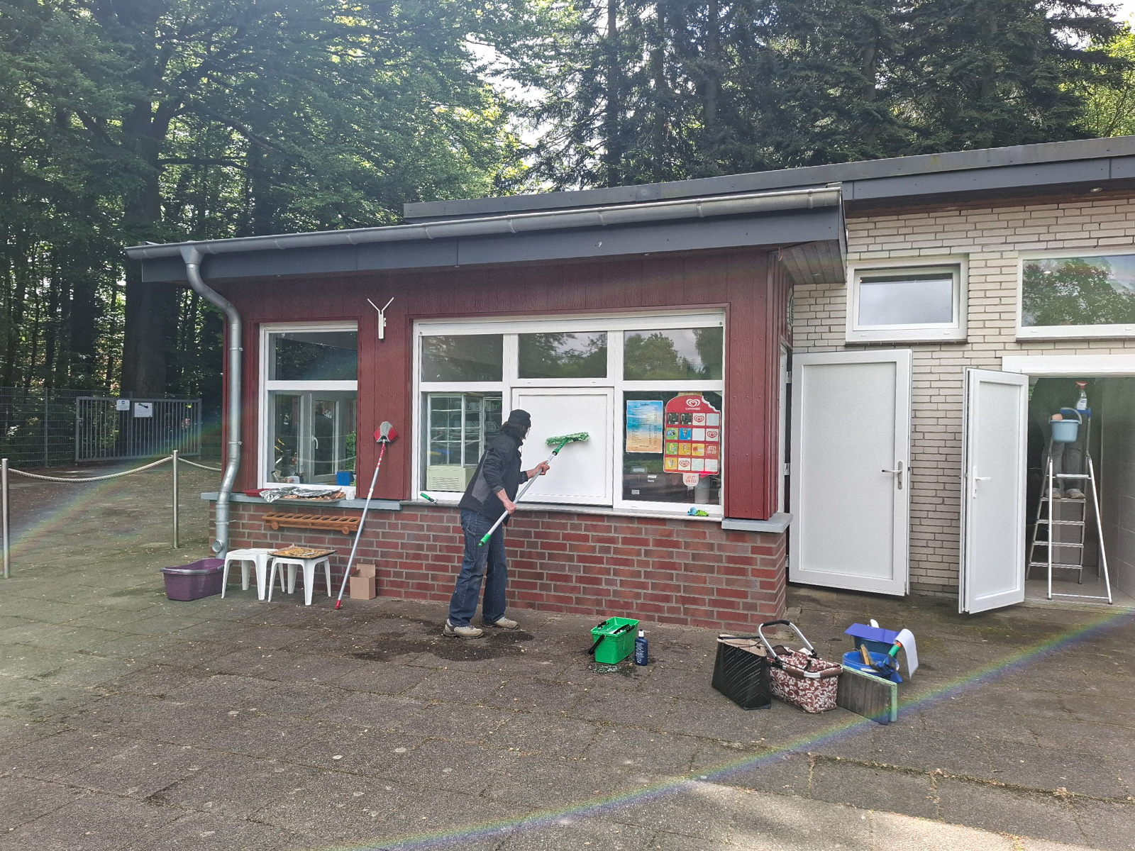 Putzen am Kiosk...